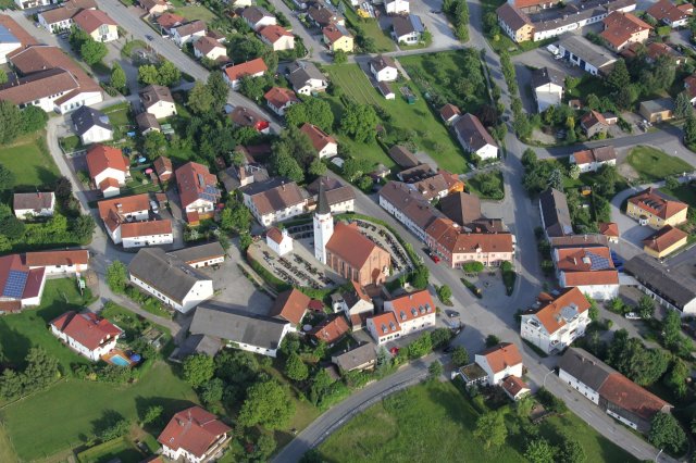 Dorfplatz von Falkenberg aus der Luft